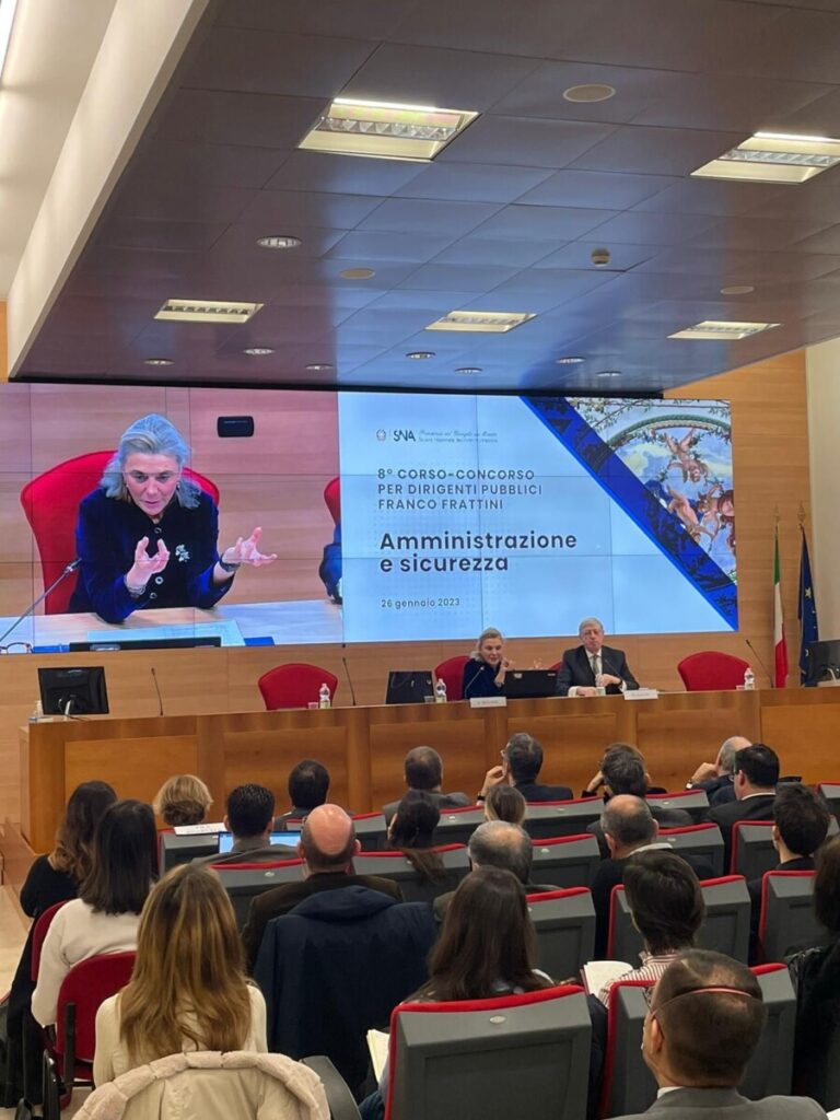 Con Elisabetta Belloni le allieve e gli allievi dell’VIII corso concorso a confronto sul tema della sicurezza e delle minacce alla democrazia